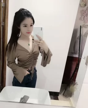 年轻的兼职小妹