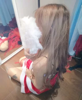 00年学生妹,腿细直又白,挺好看