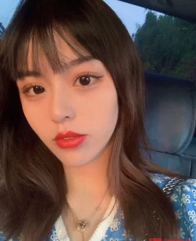 天津美女炮架子,直接干翻她,干到在床上抽搐!