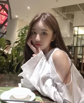 清纯反差小仙女,无毛小馒头竟是消防栓,床单湿了一大片