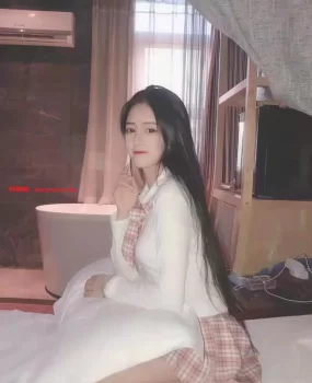 西安清纯妹请求出战 吸精大法三点粉嫩 腿长奶白逼又紧