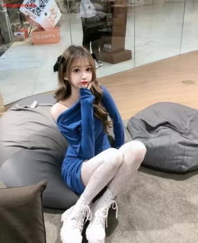 年轻骚妹妹很会玩深喉 乳交足交颜射 样样精通体验感十足